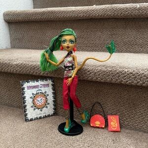 Monster High Doll - Jinafire Long Scare Mester Scaremester Complete Set Mattel